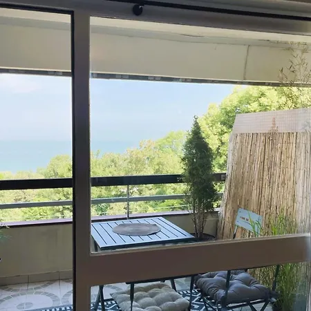 Aux Flots Bleus Avec Balcon Et Vue Sur *