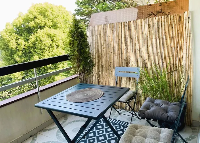 Aux Flots Bleus Avec Balcon Et Vue Sur *